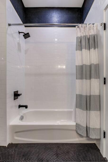 Luxury Designer Theme 2Br Apt Near Nyc / Thepath Leilighet Newark Eksteriør bilde